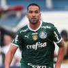 Luan, zagueiro do Palmeiras, joga pelo clube vestindo uniforme inteiro verde