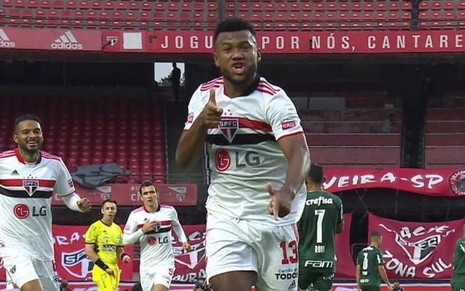 Jogadores do São Paulo levantam a taça de campeão paulista de 2021