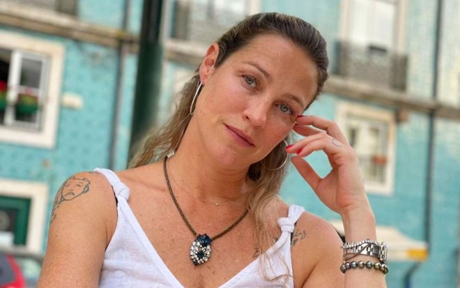 Luana Piovani com cabelos soltos e de regata branca