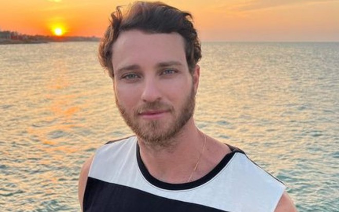 Ex-BBB Lucas Bissoli em casa, enquanto explicava aos seguidores sobre assalto