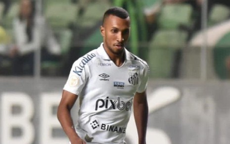 Lucas Braga, do Santos, joga pelo clube com uniforme inteiro branco