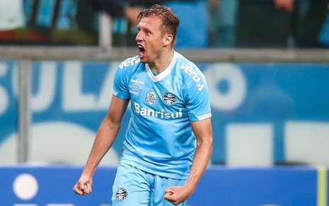 Lucas Leiva, do Grêmio, comemora gol e veste uniforme azul com detalhes brancos