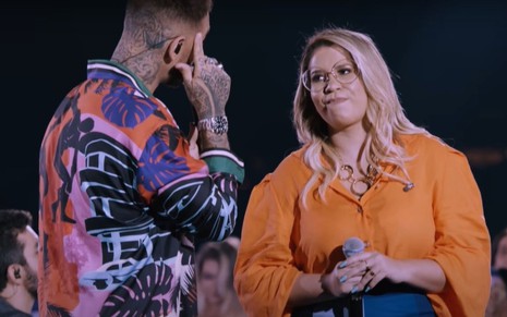 Lucas Lucco e Marília Mendonça cantam a música Amava Nada no palco de um show