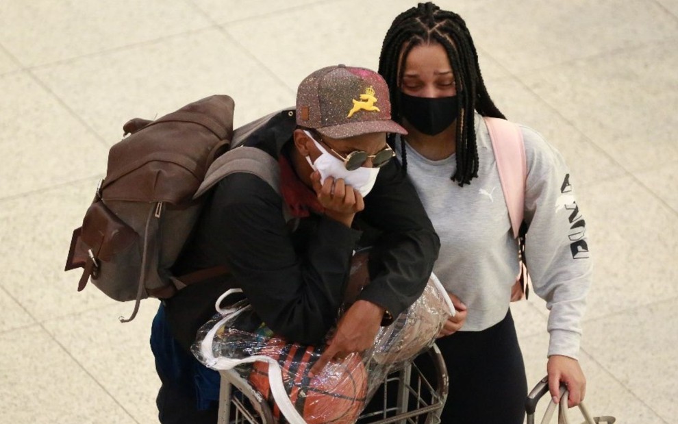Imagem de Lucas Penteado e Júlia, sua noiva, que aparece abalada em um encontro no aeroporto