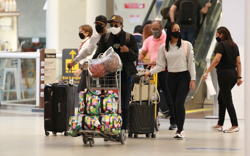 Lucas Penteado e Júlia Franhani embarcam juntos para São Paulo no Aeroporto Santos Dumond, no Rio de Janeiro