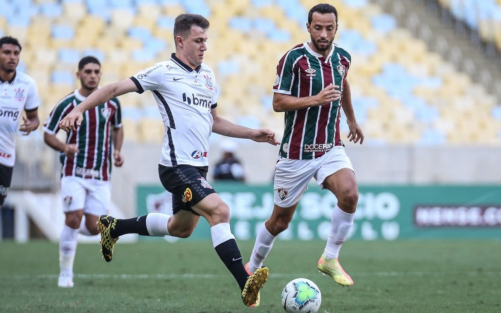 Imagem de Lucas Piton (Corinthians) e Nenê (Fluminense) disputando bola em jogo do Brasileirão 2020