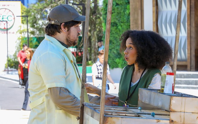Bassânio (Lucas Salles) conversa com Pórcia (Beatriz Oliveira) em cena da novela