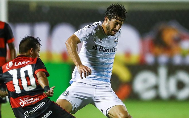 Lucas Silva, volante do Grêmio, dribla o jogador do Vitória no jogo de ida pela Copa do Brasil