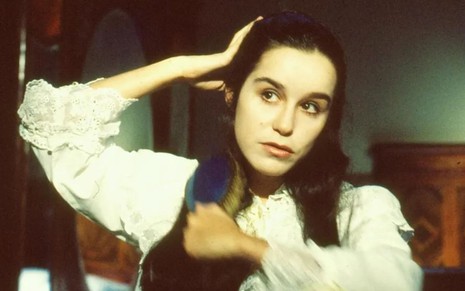 Lucélia Santos penteia o cabelo em cena de Sinhá Moça (1986)