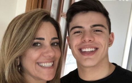 Thomaz Costa e a mãe, Luciana Costa, em foto compartilhada no Instagram