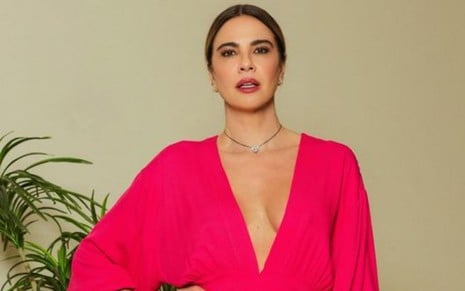 Luciana Gimenez usando um vestido rosa