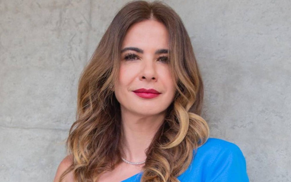 A apresentadora Luciana Gimenez com expressão séria e blusa azul, em foto postada no Instagram