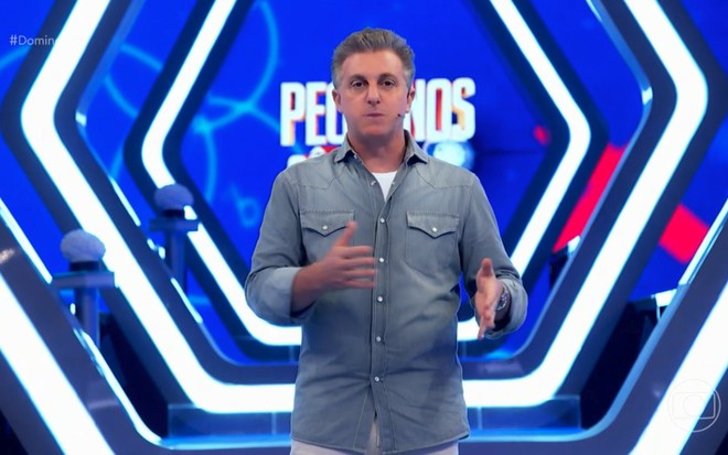 Luciano Huck no estúdio do Domingão com Huck, durante o quadro Pequenos Gênios neste domingo (24)