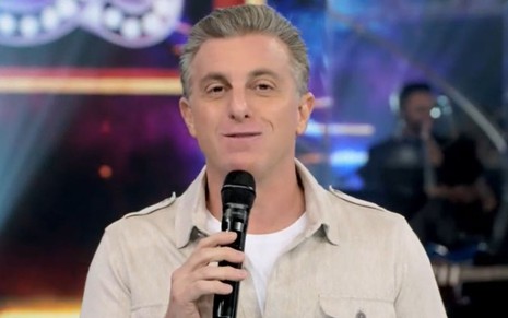 Luciano Huck falando para a câmera no comando do Show dos Famosos, da Globo