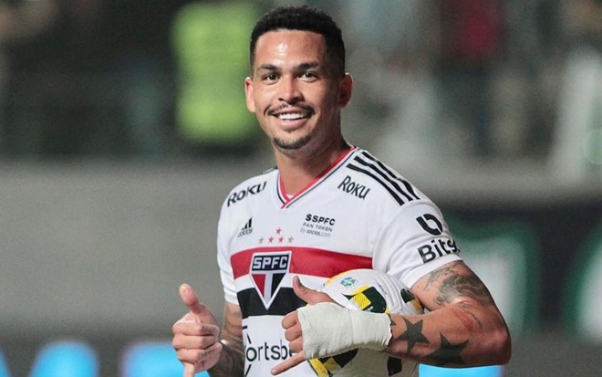 Luciano comemora um gol em jogo do São Paulo