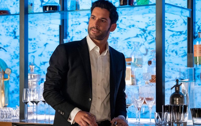 Tom Ellis em cena da sexta temporada de Lucifer