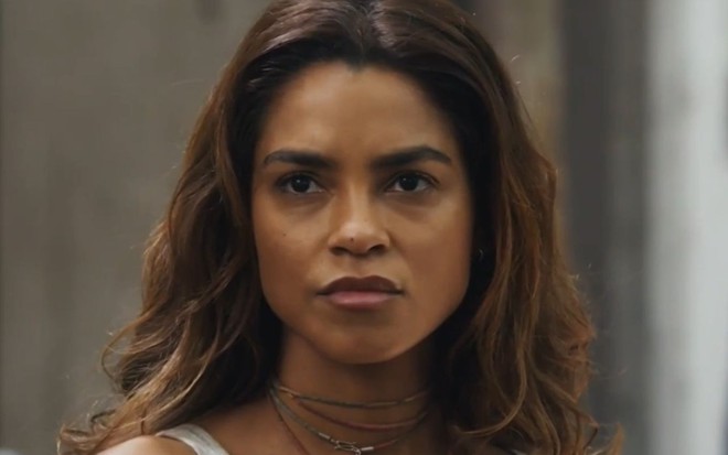 Lucy Alves com expressão séria em cena como Brisa na novela Travessia