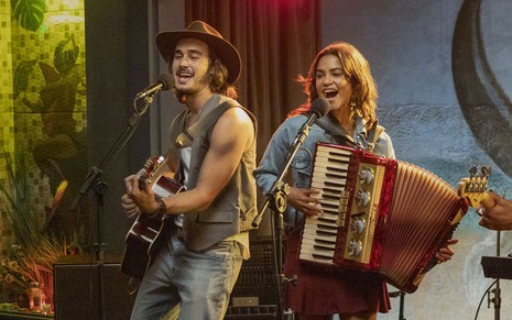 Lucy Alves e Filipe Bragança tocam e cantam na série Só Se For Por Amor, da Netflix
