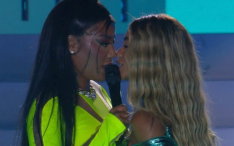 Ludmilla e Brunna Gonçalves trocam beijos no Rock in Rio