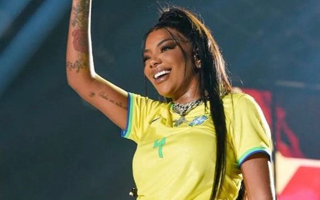 Imagem de Ludmilla usando a camiseta amarela da Seleção Brasileira