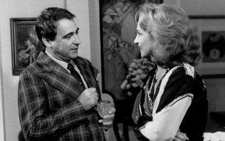 Luis Gustavo conversa com Eva Wilma em cena em preto e branco da novela Elas por Elas (1982)