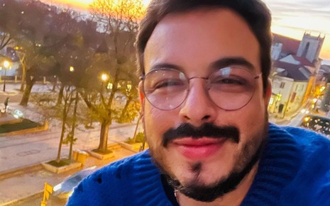 De suéter azul, Luis Lobianco faz selfie e mostra a rua onde está em Portugal