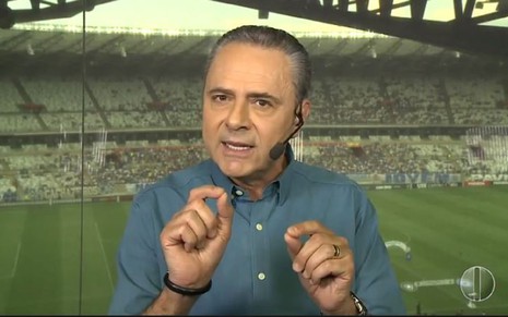Luís Roberto com uma blusa azul e falando sobre um jogo do Cruzeiro em 2019 na Globo