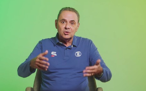 Luís Roberto com uma blusa azul em uma transmissão do Brasileirão
