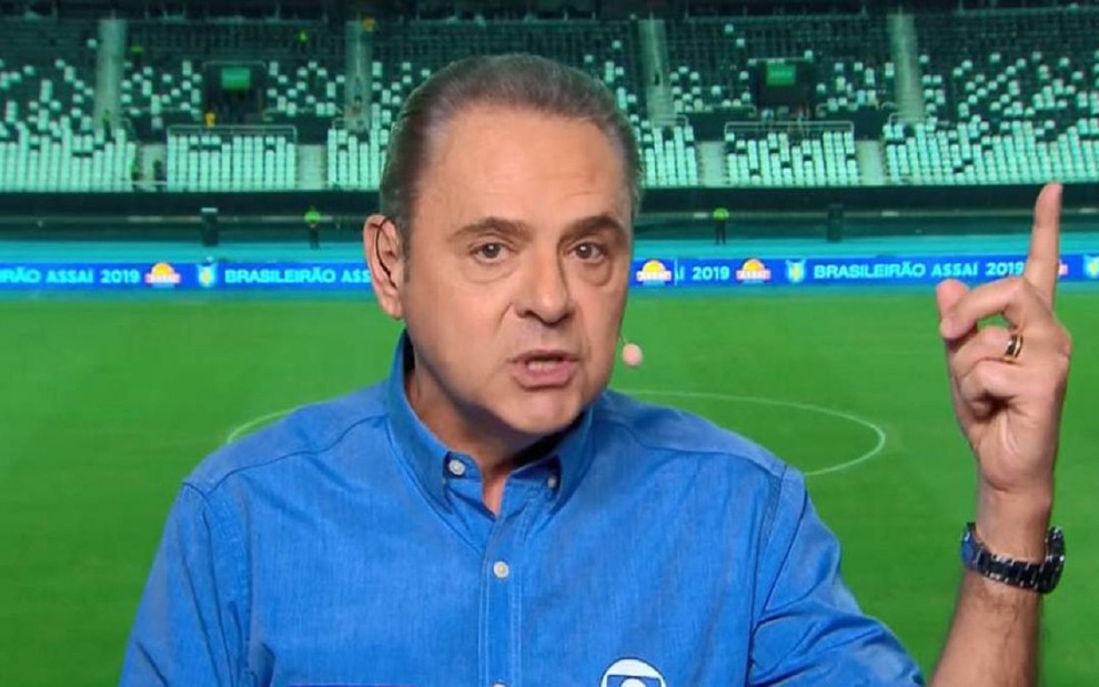 Luís Roberto com uma blusa azul e falando sobre um jogo no Brasileirão