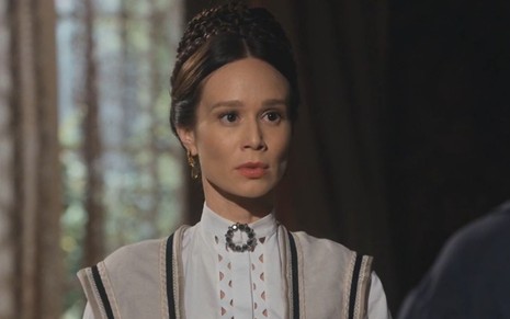 A atriz Mariana Ximenes usa coque e roupas de época em cena como Luísa de Nos Tempos do Imperador