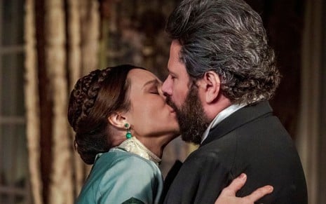 Luísa (Mariana Ximenes) beija Pedro (Selton Mello) em cena da novela Nos Tempos do Imperador