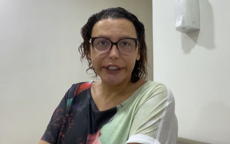 Luisa Marilac de óculos em quarto de hospital