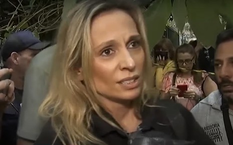 Luisa Mell durante transmissão do Brasil Urgente