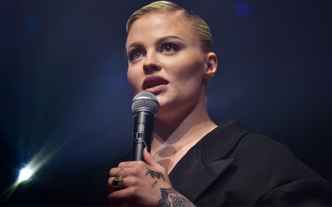 Luísa Sonza durante premiação VME com cabelos presos e blazer preto
