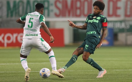 Jogadores Luiz Adriano (Palmeiras) e Moisés Ribeiro (Chapecoense), disputando a bola durante partida