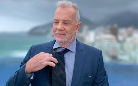 Luiz Fernando Guimarães em foto publicada no Instagram, de terno e gravata, em frente a paisagem de praia