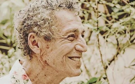 Luiz Galvão está de perfil e sorri em foto publicada no Instagram
