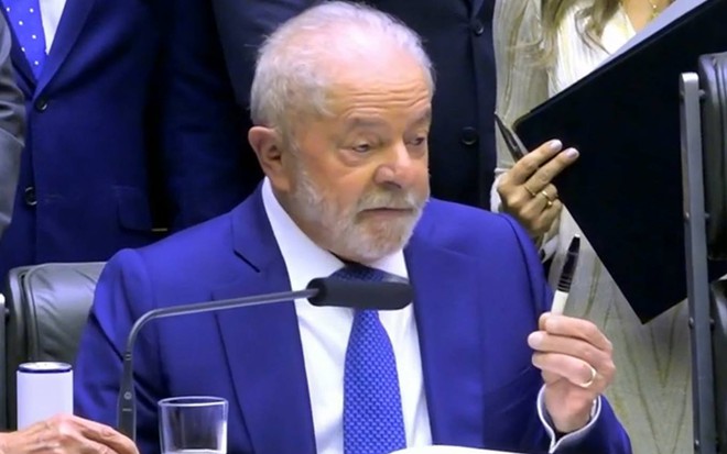 Imagem de Lula segurando uma caneta simples