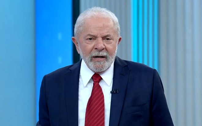 Luiz Inácio Lula da Silva com expressão séria em debate na Globo