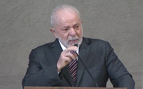 Lula falando ao microfone durante diplomação nesta segunda (12)