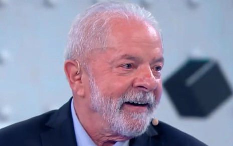 Imagem de Luiz Inácio Lula da Silva sorridente em entrevista no SBT