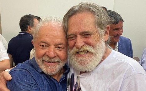 Luiz Inácio Lula da Silva (PT) e José de Abreu estão abraçados e sorridentes