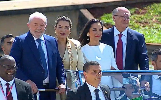 Imagem de Lula, Janja, Lu e Alckmin, da esquerda para a direita, desfilando em Rolls-Royce aberto em Brasília