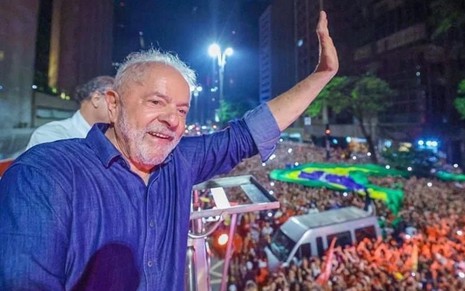 Imagem de Lula em cima de carro de som na avenida Paulista