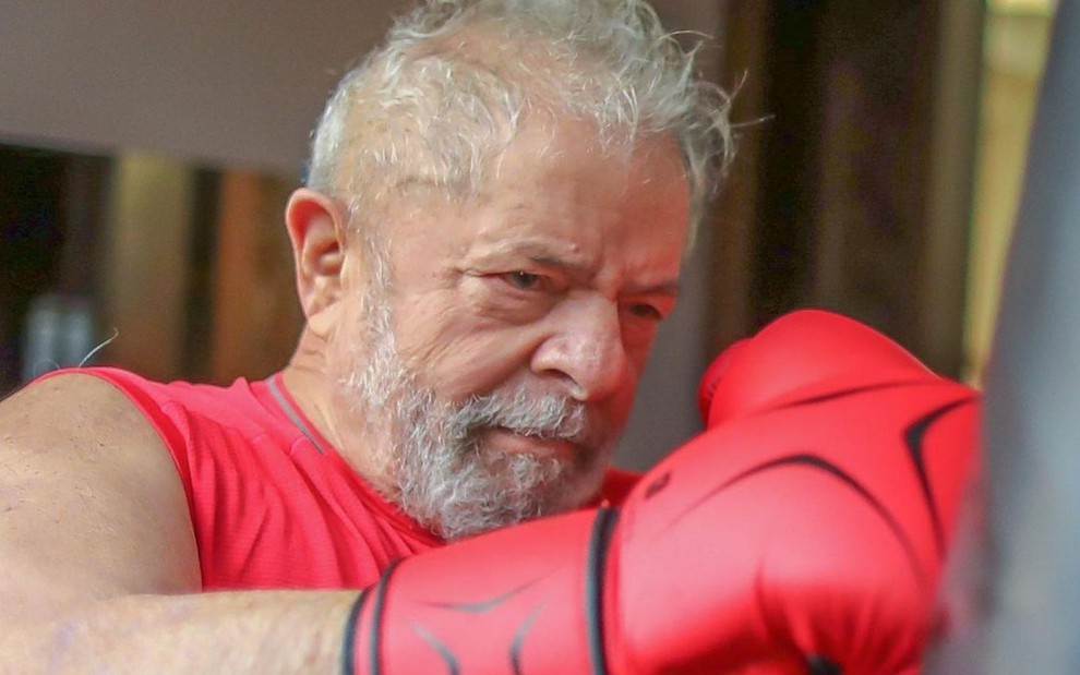 Imagem de Lula de vermelho durante aula de boxe