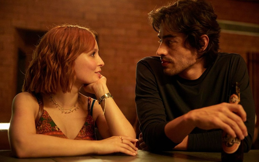 Larissa Manoela e Vinicius Redd se encaram em cena do filme Lulli, da Netflix
