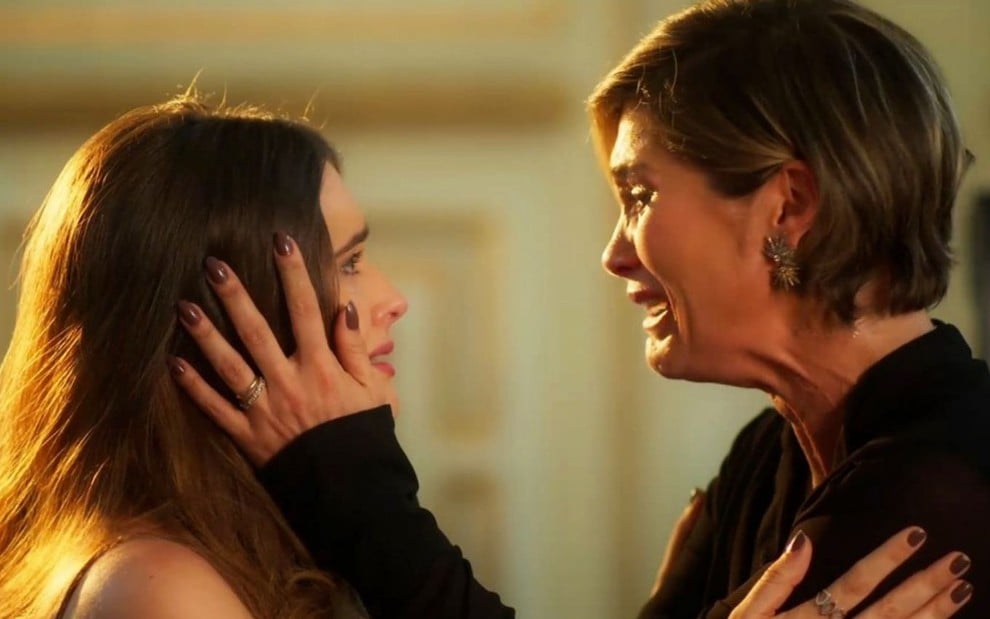 Luna/Fiona (Juliana Paiva) encara Helena (Flávia Alessandra) em Salve-se Quem Puder; as duas choram na cena