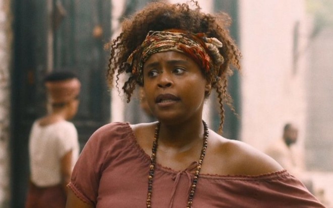 Roberta Rodrigues com expressão séria em cena como Lupita em Nos Tempos do Imperador