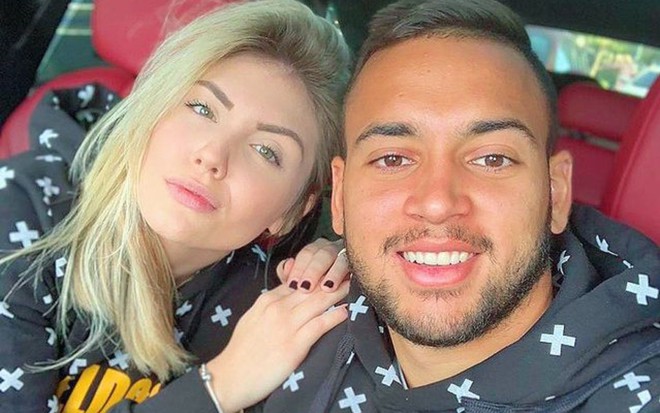 Imagem de Lyarah Vojnovic (à esq.) e o jogador Maycon, do Corinthians, com roupa igual