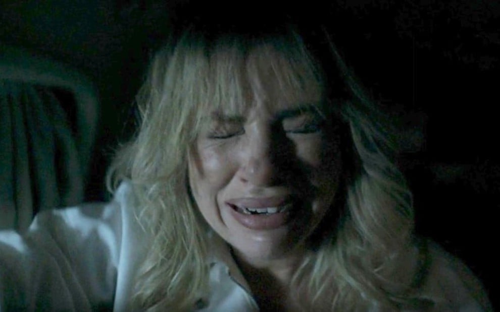 A atriz Karine Teles com expressão de choro e desespero em cena de acidente de avião em Pantanal